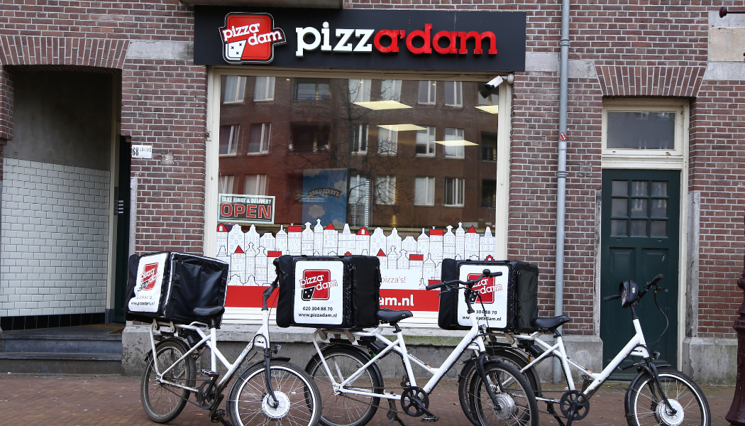 Pizzadam vestiging buitenkant met bezorgfietsen
